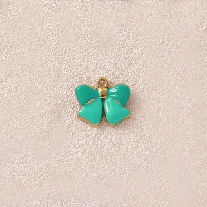 Detailansicht eines türkisfarbenen Emaille-Schleifenanhängers mit Goldrand für DIY-Schmuck
