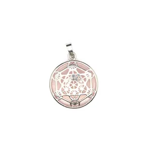Detailopname van geometrische Metatron-hanger met roze kristal en zilveren afwerking