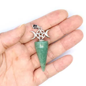 Detailansicht eines grünen Naturstein-Pendels mit dem Symbol der dreifachen Göttin