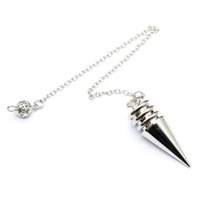 Detail van gepolijste zilverkleurige metalen pendel met fijne schakelketting.
