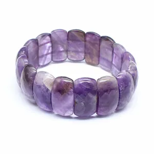 Makro-Detail eines natürlichen Amethyst-Armbandes mit facettierten lila Mustern