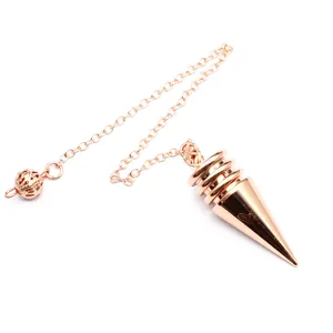 Gedetailleerde weergave van een afneembare koperen pendel met roségouden ketting