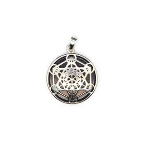 Gedetailleerde macro-weergave van de zilveren holle Metatron's Cube hanger sieraden
