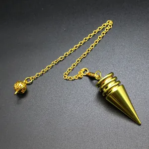 Gedetailleerde weergave van een gepolijste goudkleurige metalen wichelroede pendel.