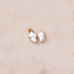 Detailansicht eines vergoldeten weißen Emaille-Schleifenanhängers für DIY-Schmuck