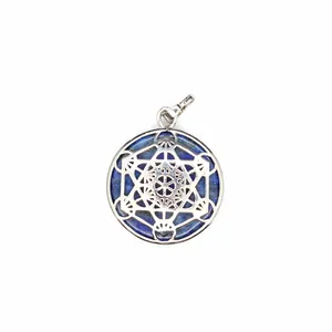 Gedetailleerde weergave van natuurlijke blauwe lapis lazuli hanger met zilveren geometrie
