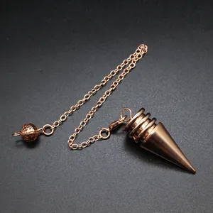Gedetailleerd overzicht van de roségouden metalen wichelroede met fijne ketting