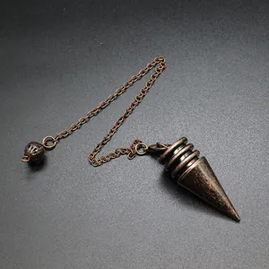 Detailopname van een antiek koperen slinger met afneembare ketting voor divinatie