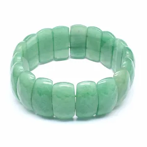 Detailansicht eines grünen Natursteinarmbands mit einer glatt polierten Oberfläche