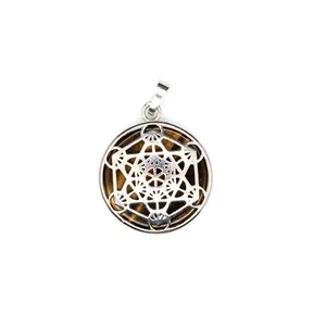 Gedetailleerde weergave van holle Metatron-kubus hanger met natuursteen design