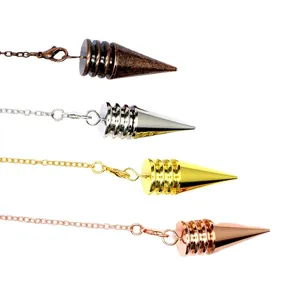 Vier kleuren kegelvormige metalen pendels met bijpassende kettingen op een witte achtergrond.
