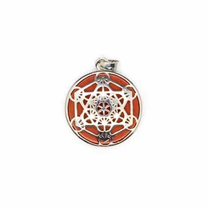 Detailopname van een zilveren holle Metatron's Cube hanger met rode natuursteen