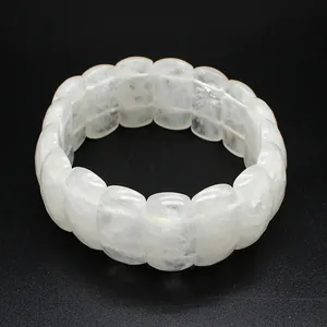 Detaillierte Makroansicht eines weißen facettierten Naturkristall-Steinarmbandes