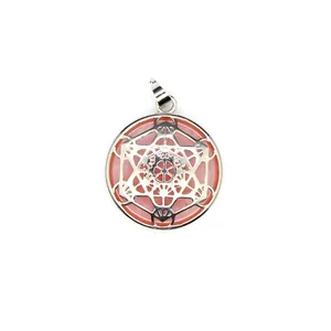 Detail van geometrisch zilveren patroon op een watermeloenrode stenen hanger ketting