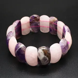 Makroansicht von facettierten Amethyst- und Rosenquarzsteinen auf einem Stretcharmband