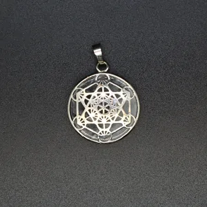 Gedetailleerd macro-zicht op geometrische zilveren hanger met een heldere kristallen basis