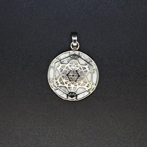 Detailopname van het ingewikkelde geometrische patroon en de witte natuursteentextuur.