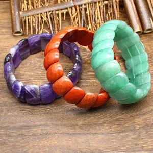 Vielfalt an natürlichen facettierten Edelstein-Kristallarmbändern in Violett, Rot und Grün.