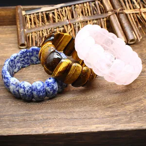 Nahaufnahme von facettierten Natursteinarmbändern aus Tigerauge und Rosenquarz