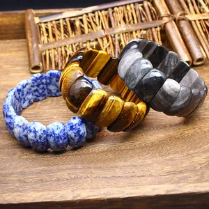 Naturstein-Armbänder mit facettierten Perlen aus Tigerauge, Sodalith und Obsidian.