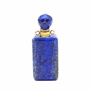 Nahaufnahme eines rechteckigen Lapislazuli-Parfümflaschen-Anhängers mit Goldakzenten