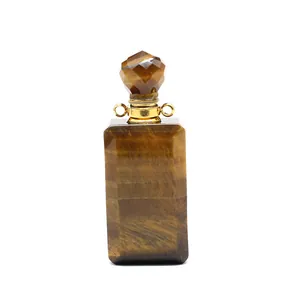 Detail eines rechteckigen Parfümflaschen-Anhängers aus Tigerauge-Stein mit Goldakzenten