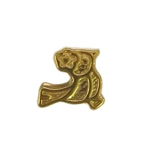 Gedetailleerd zicht op een vergulde roestvrijstalen uil bedel voor DIY sieraden maken.