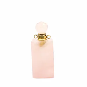 Detailansicht eines rechteckigen Parfümflaschen-Anhängers aus rosa Rosenquarz mit Gold.