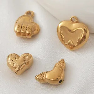 Primo piano di ciondoli a cuore in acciaio inossidabile placcato oro per gioielli
