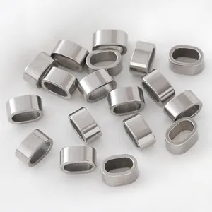 Gros plan sur des perles d'espacement ovales en acier inoxydable pour la création de bijoux