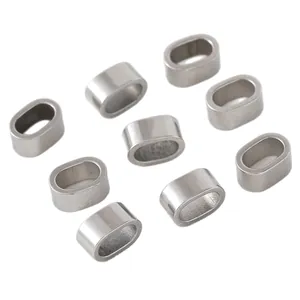 Ensemble de perles d'espacement ovales en acier inoxydable pour bijoux sur fond blanc