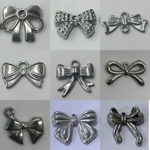 Close-up van diverse roestvrijstalen strikhangers voor het maken van sieraden.