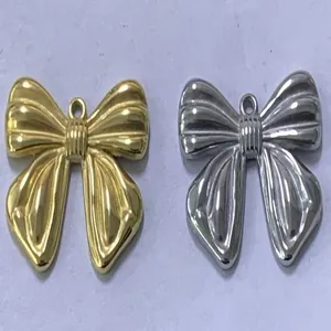 Detailopname van gouden en zilveren strikhangers voor DIY sieraden