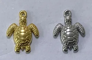 Detailansicht von goldenen und silbernen Edelstahlschildkröten-Anhängern für DIY-Schmuck