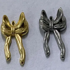 Detail van goud en zilver vergulde roestvrijstalen strikhangers voor DIY sieraden maken