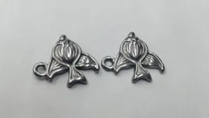 Detailansicht von zwei Rochen-Anhängern aus Edelstahl für DIY-Schmuckzubehör-Sets