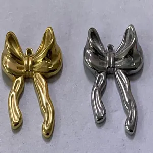 Macro-weergave van gouden en zilveren roestvrijstalen strikhangers voor DIY-sieraden.