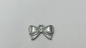 Detailweergave van een zilverkleurige roestvrijstalen strikvormige hanger