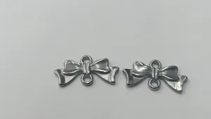 Close-up van roestvrijstalen strikhangers voor DIY-sieraden maken en knutselen projecten