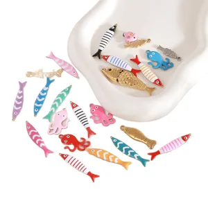 Vielfältige Ozeantier-Anhänger aus Edelstahl, bunte Fische und Kraken für DIY-Schmuck.