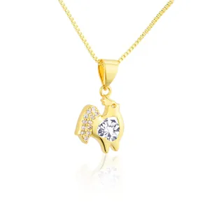 Primo piano di una collana con ciondolo a forma di gallo d'oro con cristalli luccicanti.