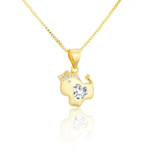 Dettaglio di una collana con ciondolo a forma di gallo dorato con zircone a cuore.