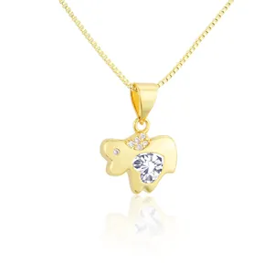 Dettaglio macro di una collana con pendente a forma di pecora con zircone cuore.