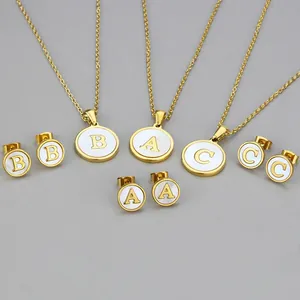 Detailansicht der Halsketten und Ohrstecker Sets aus Edelstahl mit Muschelbuchstaben