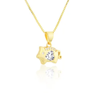 Dettaglio della collana con ciondolo a maialino dorato e cuore in zircone