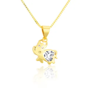 Collana con pendente bue zodiacale in oro e zircone a cuore su bianco