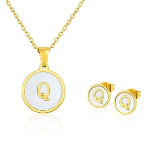 Elegantes goldenes Edelstahl-Schmuckset mit Muschel-Anhänger und Buchstabe Q Verzierung