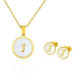 Goldschmuck-Set aus Edelstahl mit Muschelanhänger und Buchstabe J