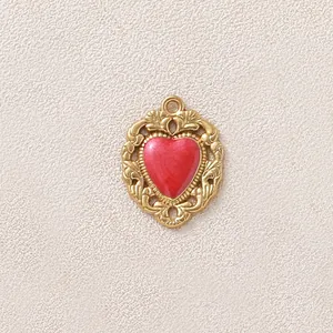 Vista dettagliata del ciondolo a cuore dorato vintage con intarsio in smalto rosso olio