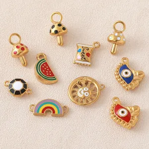 Vielfalt an bunten Emaille-Anhängern aus vergoldetem Edelstahl für DIY-Schmuck.